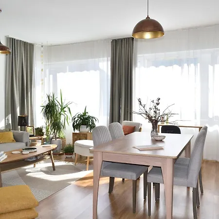 Ezra's In The Heart Of The City, Near Old Town