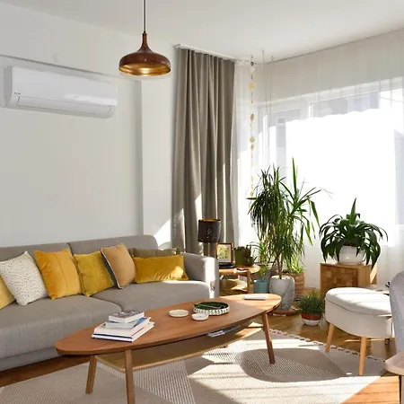 Ezra's In The Heart Of The City, Near Old Town