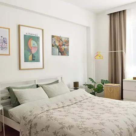 Ezra's In The Heart Of The City, Near Old Town Apartment *