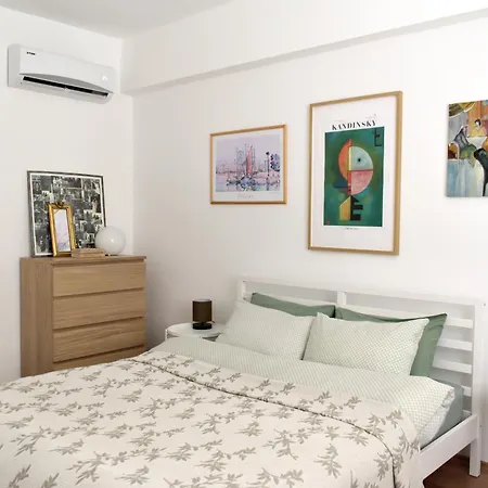 Ezra's In The Heart Of The City, Near Old Town Apartment *