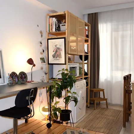 Ezra's In The Heart Of The City, Near Old Town *